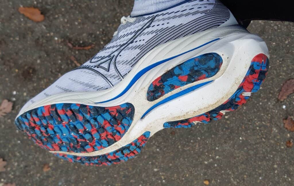 Vue de la partie externe de la semelle de la Mizuno Wave Rider 26
