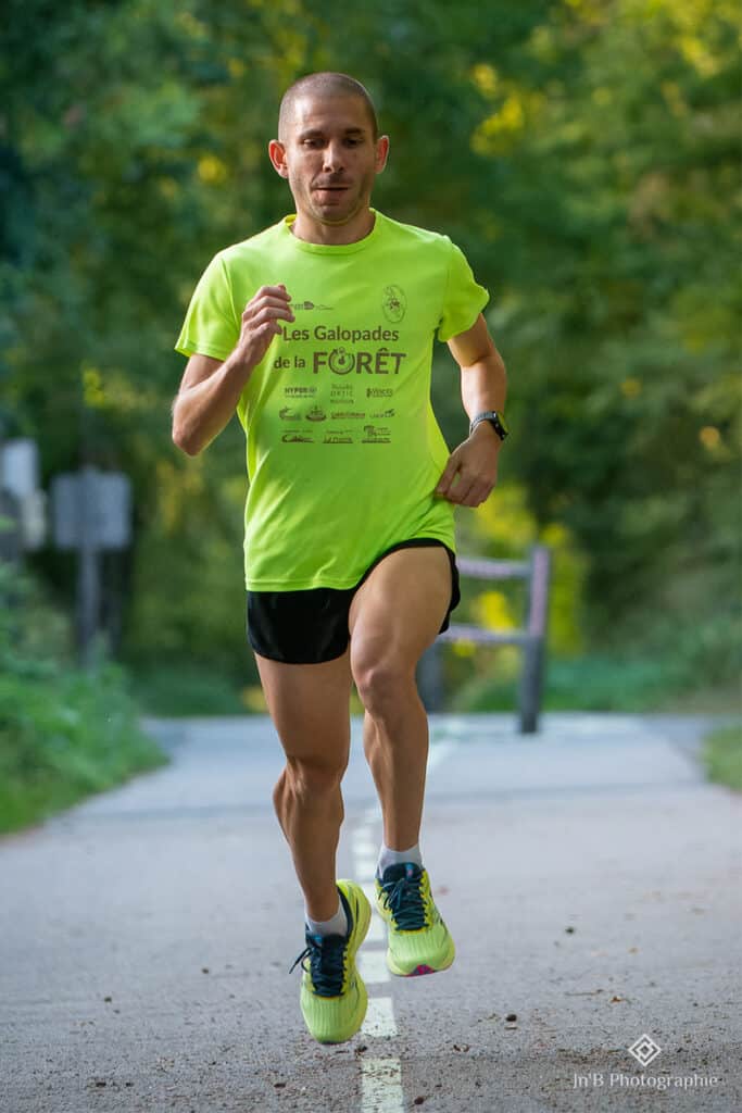 testeur Julien sur route avec une paire de Mizuno