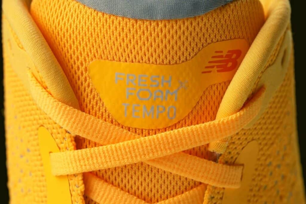 New Balance Fresh Foam X Tempo v2 lacets et logo - belles couleurs orange