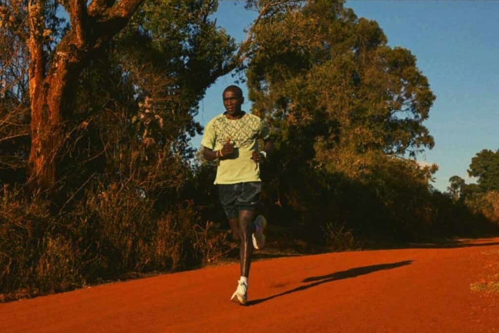 Eliud Kipchoge qui portent les Nike Air Zoom Alphafly Next% 2 (chaussures de running avec plaque en carbone)