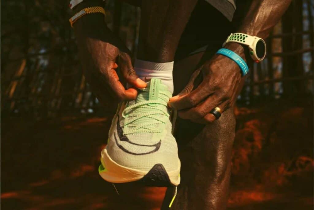 Eliud Kipchoge enfilant des chaussures Alphafly Next (record du monde du marathon)