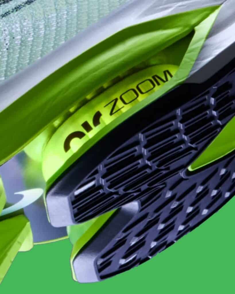 ZoomX en gros plan sur la Nike Alphafly Next 2 et sa plaque en carbone sur toute la longueur de la chaussure