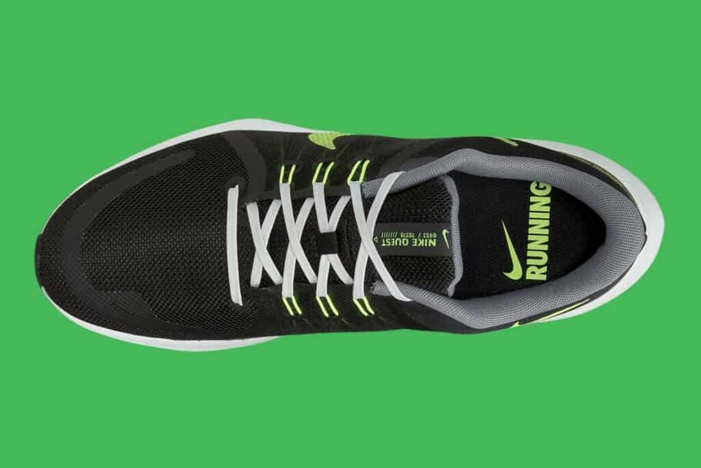 Nike Quest 4 vue du dessus (tige) avec technologie flywire