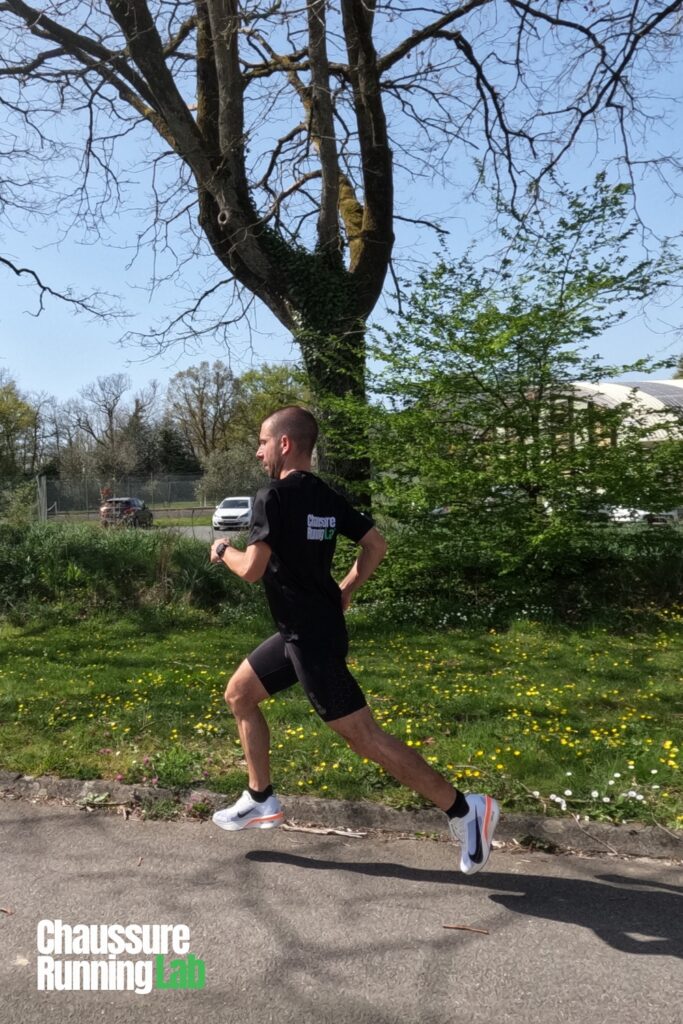 coureur portant Nike Vaporfly 4 Proto