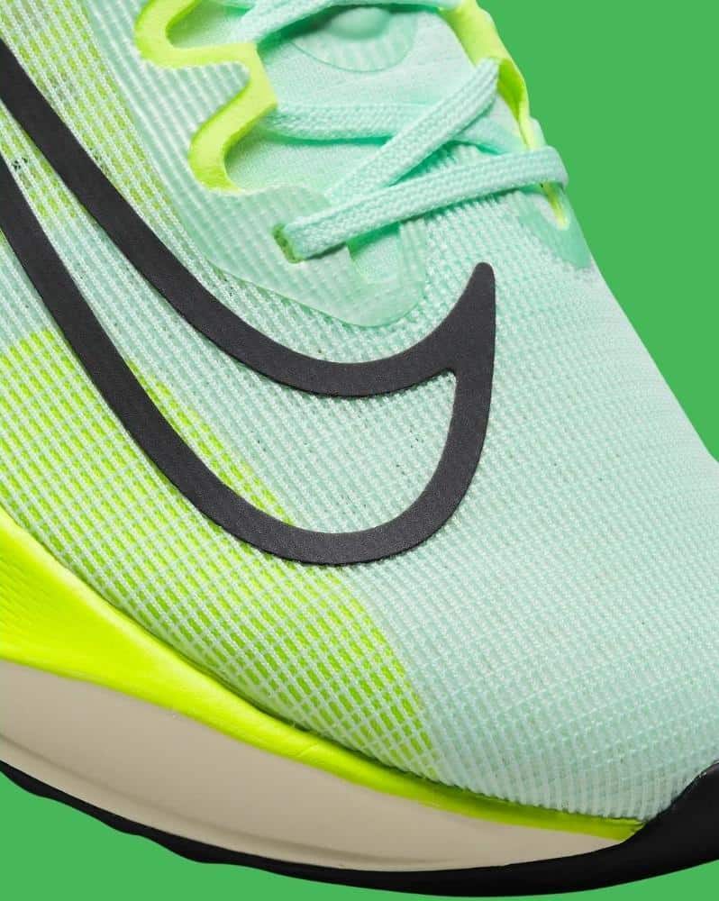 Nike Zoom Fly 5 zoom sur le tissu de la chaussure