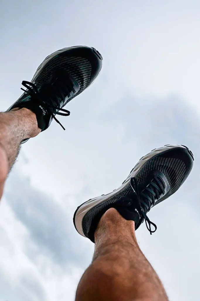 coureur portant chaussures de trail Nnormal Kjerag