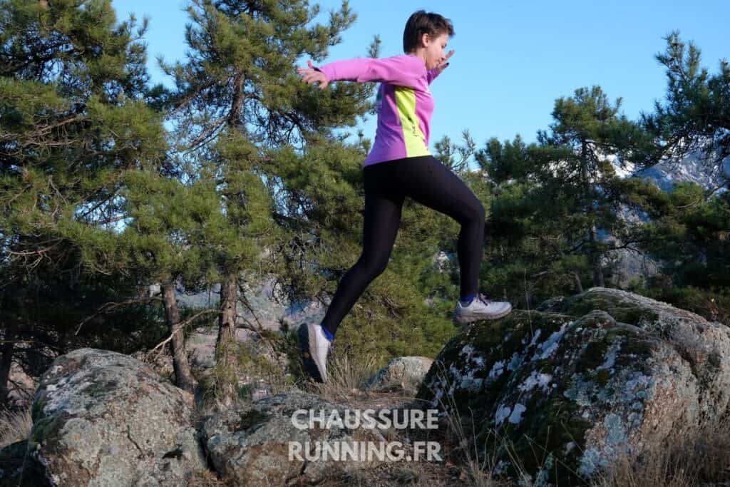 Alesca Stewart portant les chaussures de trail Nnormal Tomir