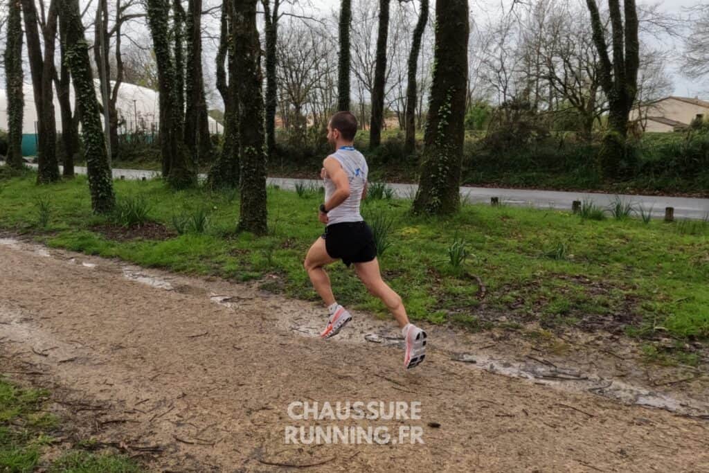 coureur portant On Cloudmonster 2 chaussures de running