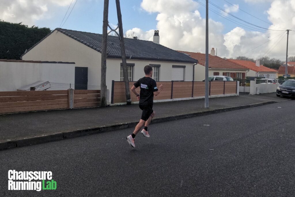 coureur portant On Cloudsurfer 2