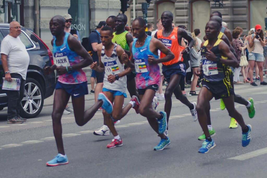 Pacer qui mène un groupe d'athlètes