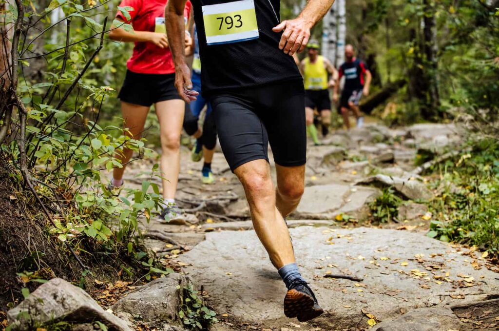 participant à un ultra-trail avec une chaussure et sa semelle en avant