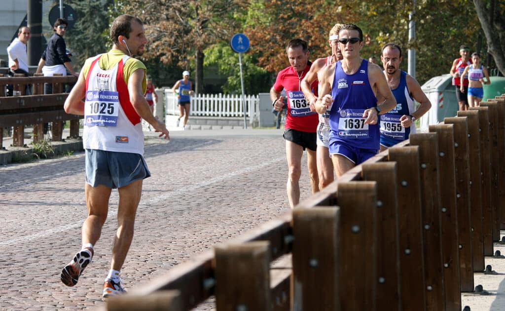 Un participant au marathon de Londres courant à reculons