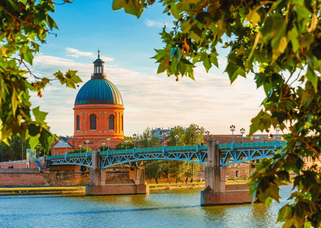 Magnifique paysage urbain avec la Garonne et le dôme de La Grave en arrière-plan au coucher du soleil