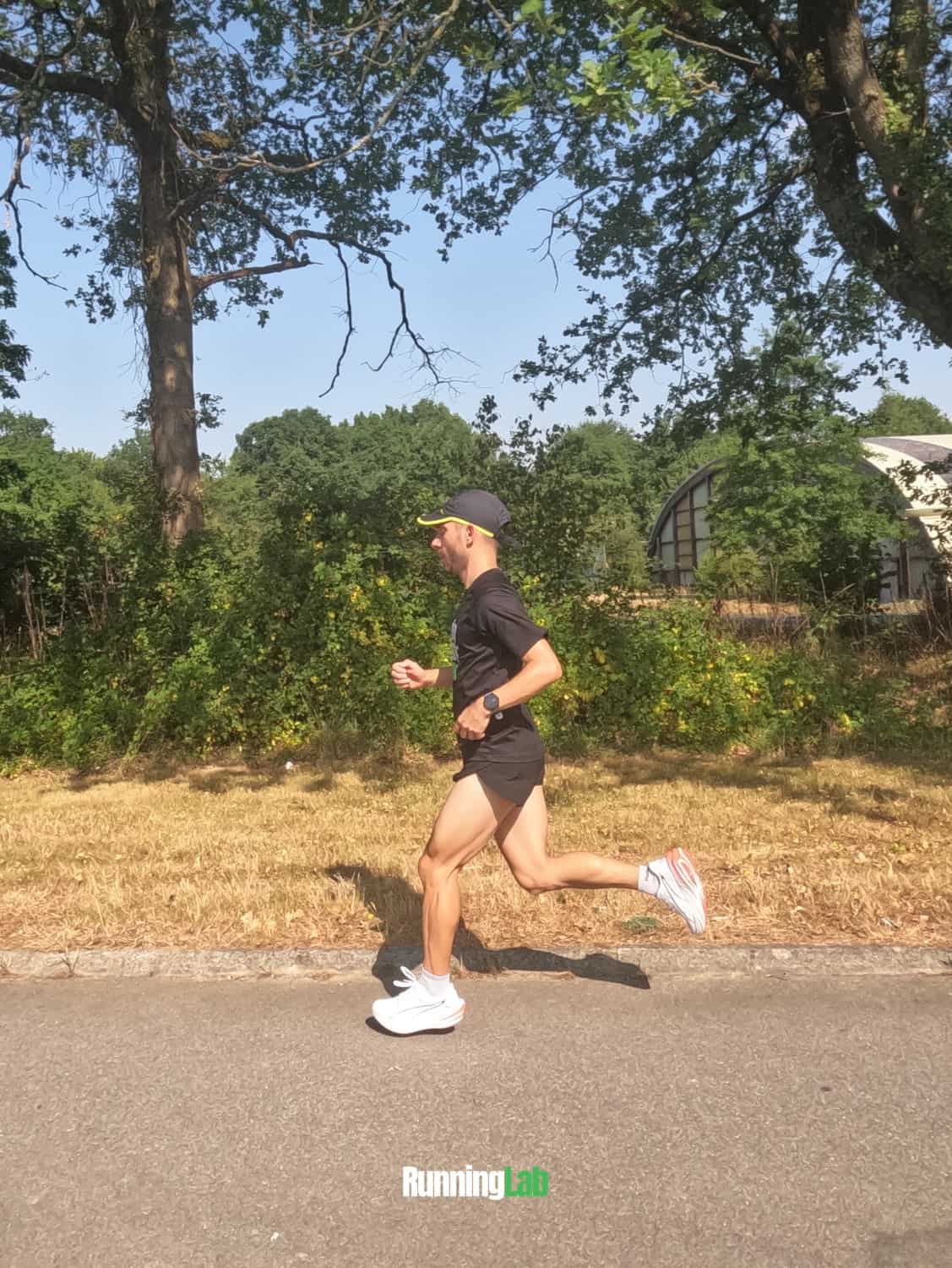 Coureur en action avec les Puma Deviate Pure Nitro