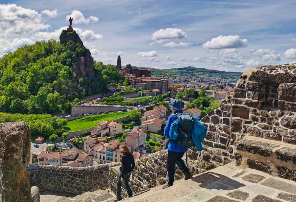 Pèlerins descendant du rocher de Saint Michel, au Puy en Velay