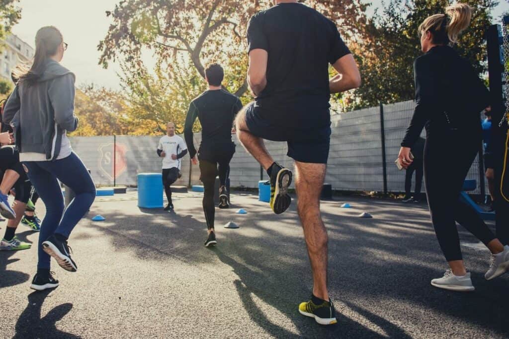 sportifs/coureurs qui s'échauffent avant une séance de course à pied