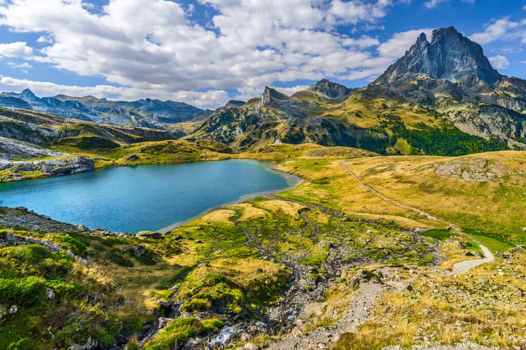 Vue sur le sommet du Midi Ossau et le lac Roumassot