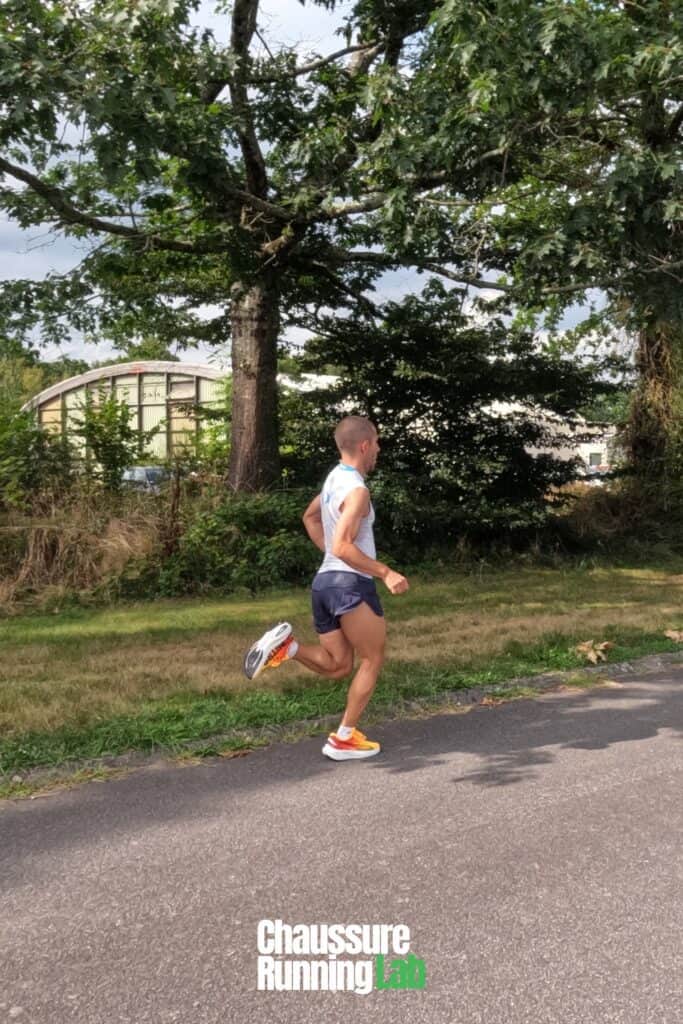 coureur portant Puma Deviate Nitro 3