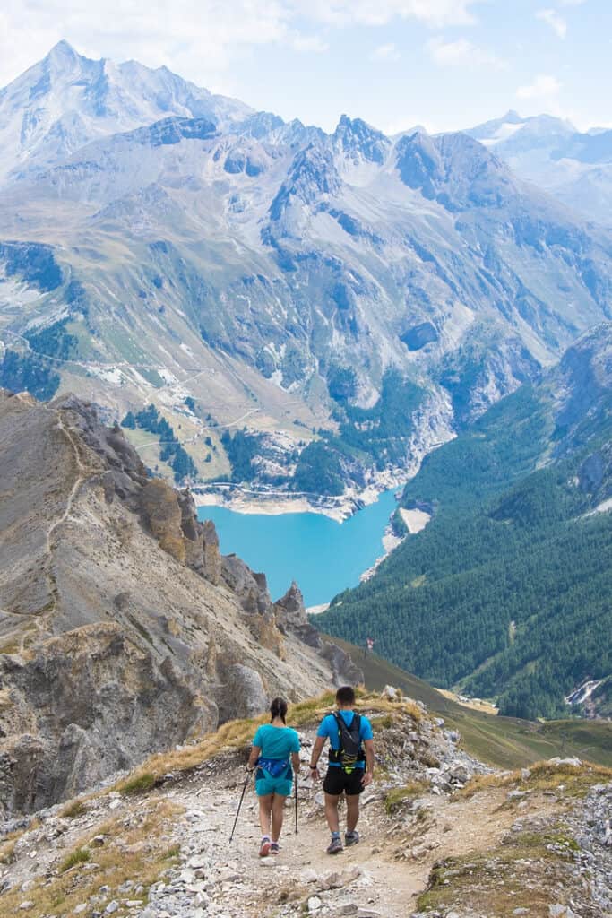 couple en randonnée dans le parc de la Vanoise dans les Alpes en France en été
