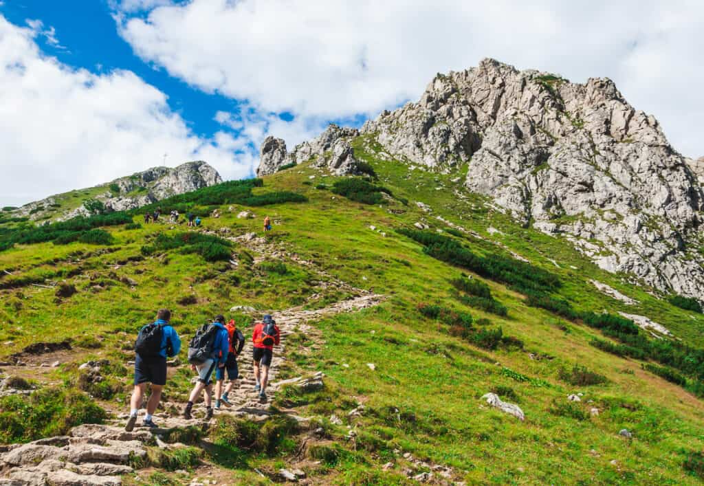 randonneurs avec chaussures de marche sur un trek long