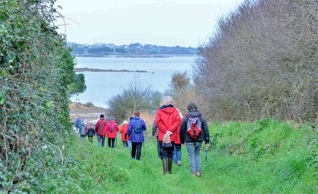 randonneurs sur un sentier du littoral