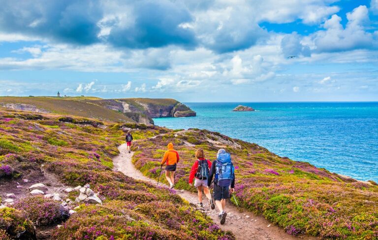 Touristes randonnant le long des belles cotes de Bretagne