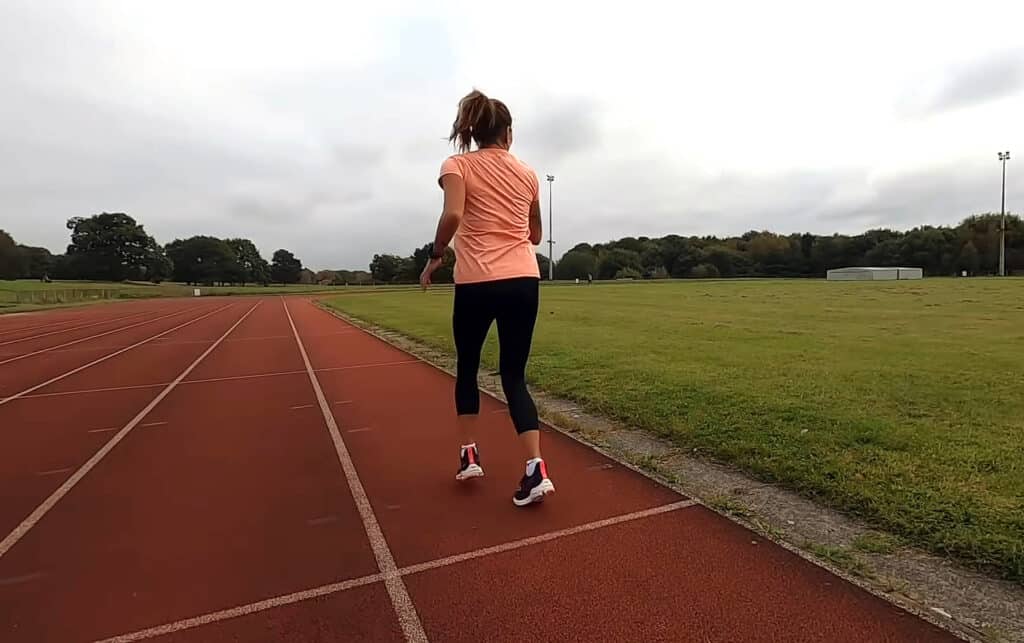femme pratiquant la course rétro