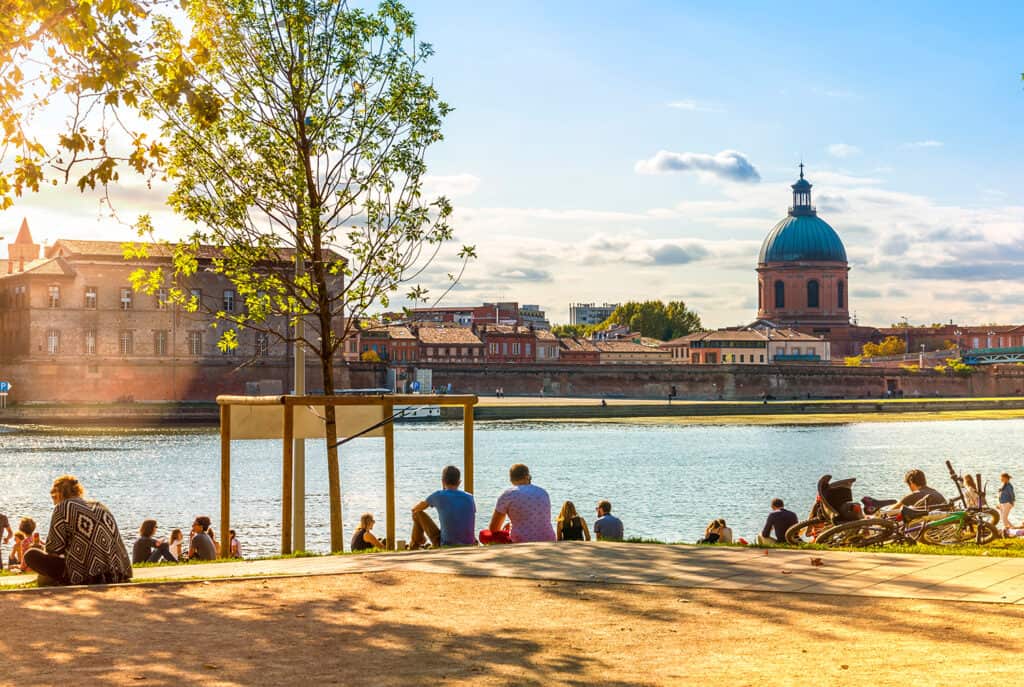 Journée ensoleillée sur les rives de la Garonne, place de la Daurade, à Toulouse, Occitanie, France
