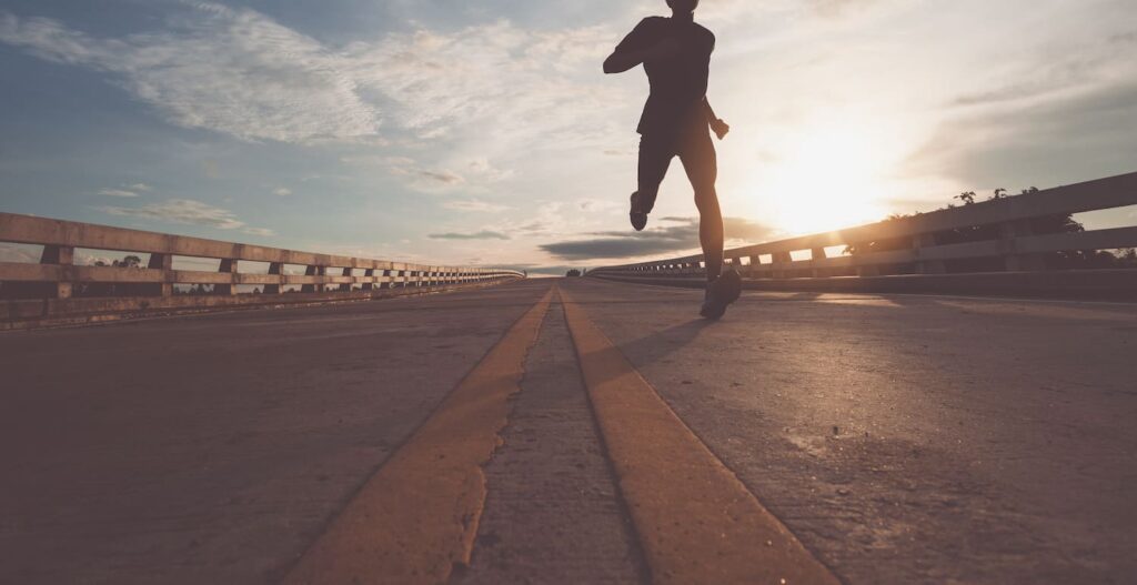 runner au coucher du soleil