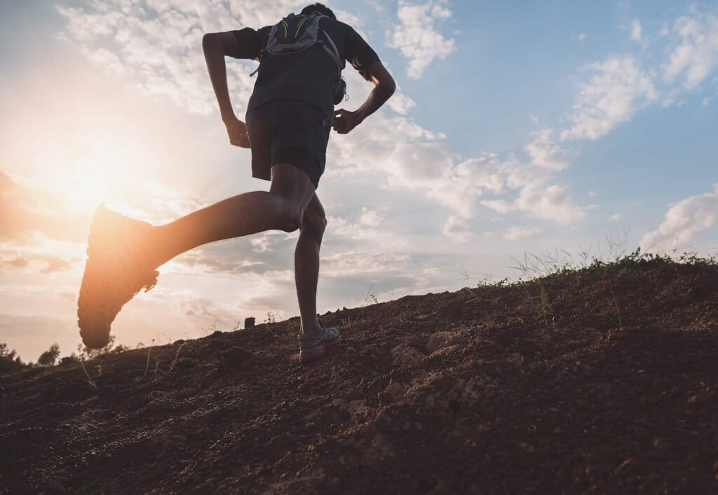 Traileur avec sac trail running sentier