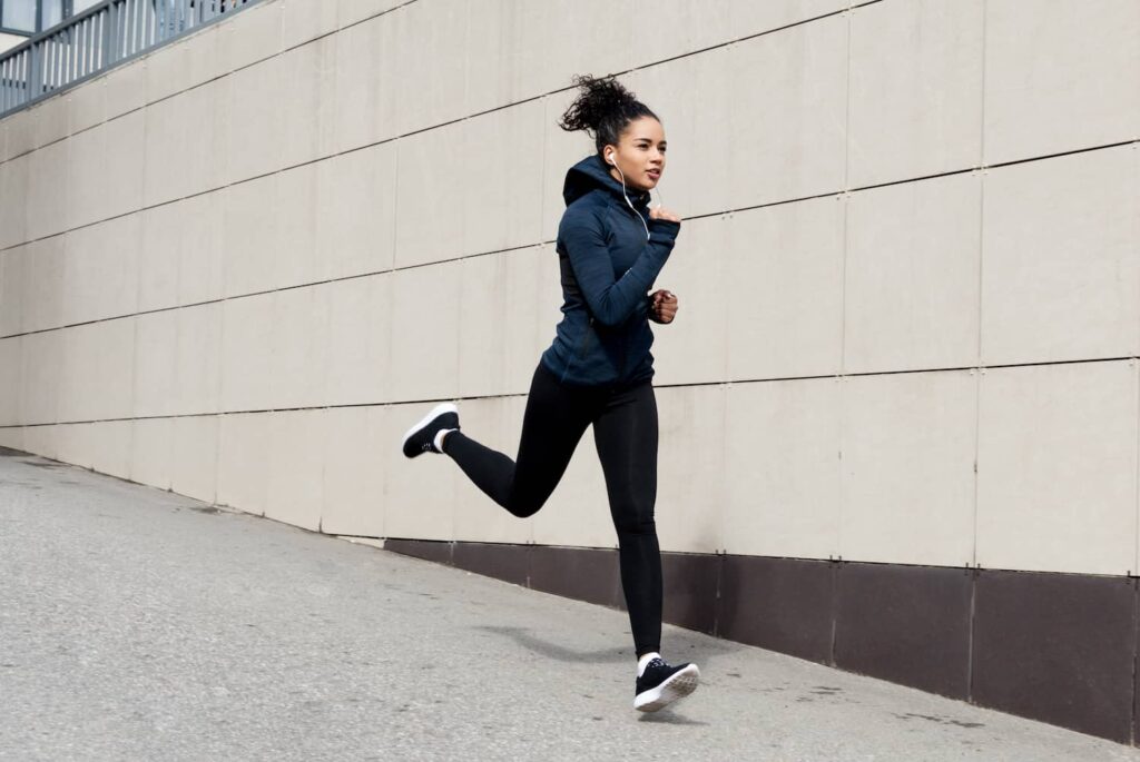 femme sport course en ville