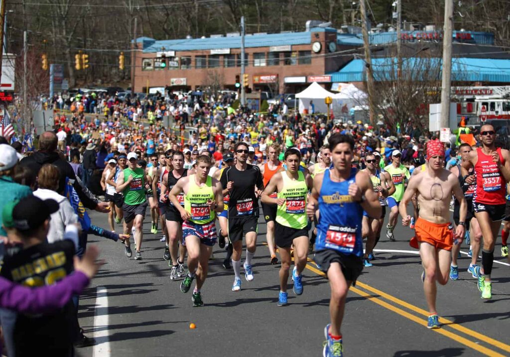 runners sur la route du marathon de boston