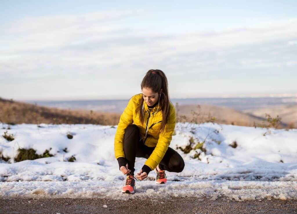 coureuse qui a besoin de chaussures running spéciales pour courir en hiver