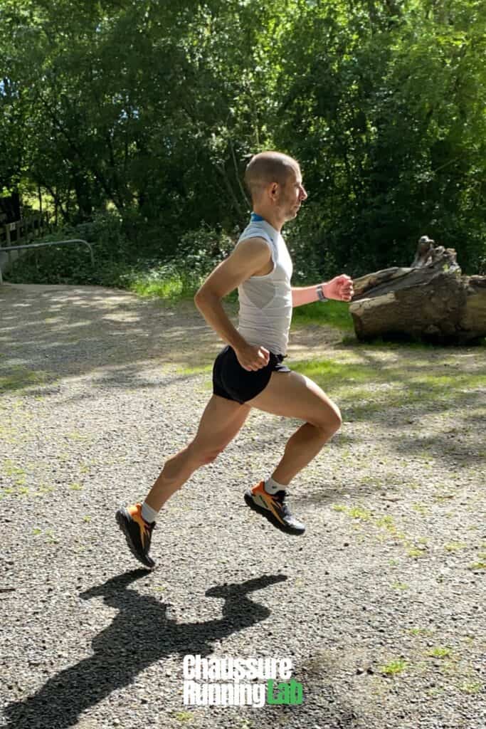coureur portant Salomon Genesis chaussures de trail