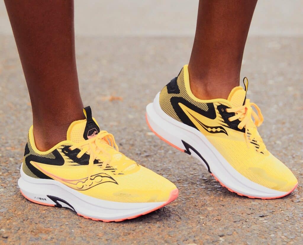 coureur qui porte la Saucony Axon 2 en essai