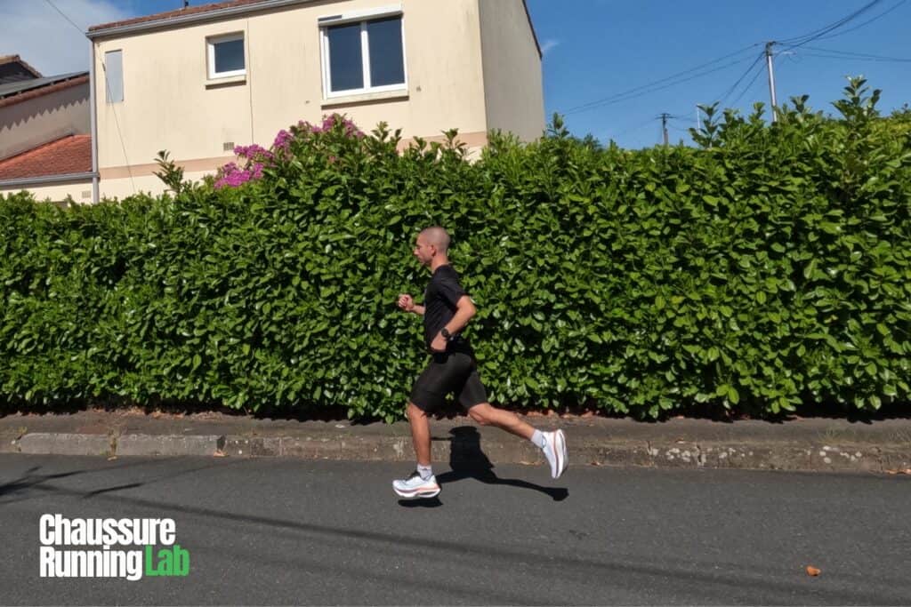 coureur portant Saucony Endorphin Azura