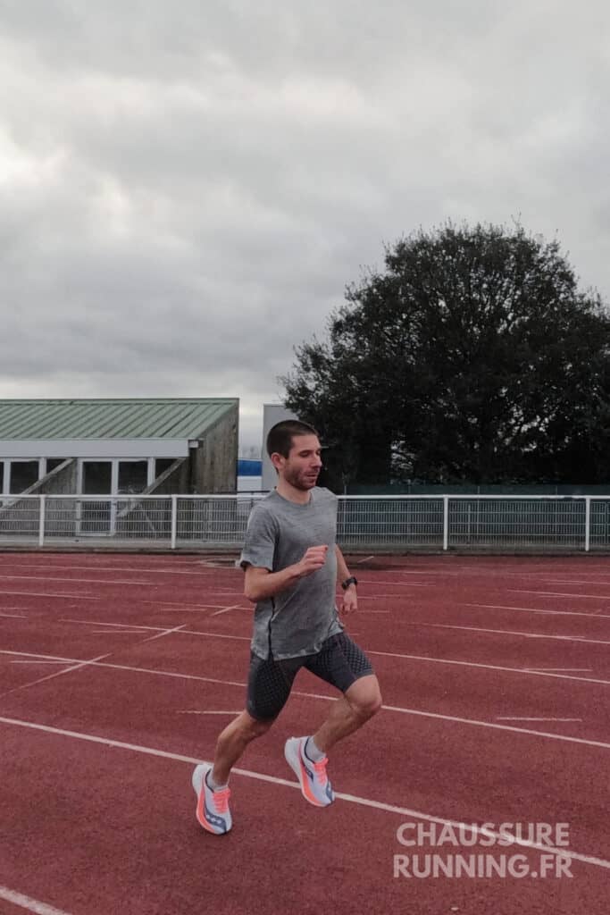 coureur portant Saucony Endorphin Pro 4