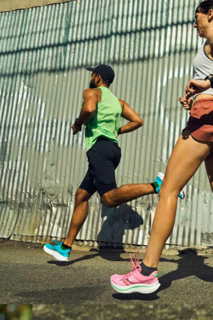 coureur et coureuse essaient la Saucony Kinvara 14