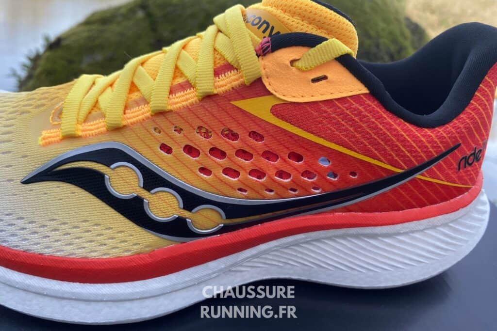 Saucony Ride 17 gros plan avec logo