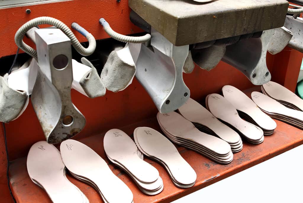 semelles de chaussures dans une usine de chaussures