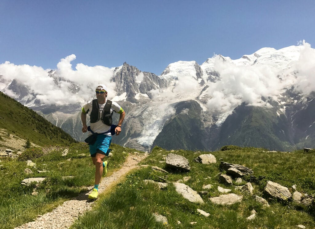 coureur de fond sur route rocailleuse