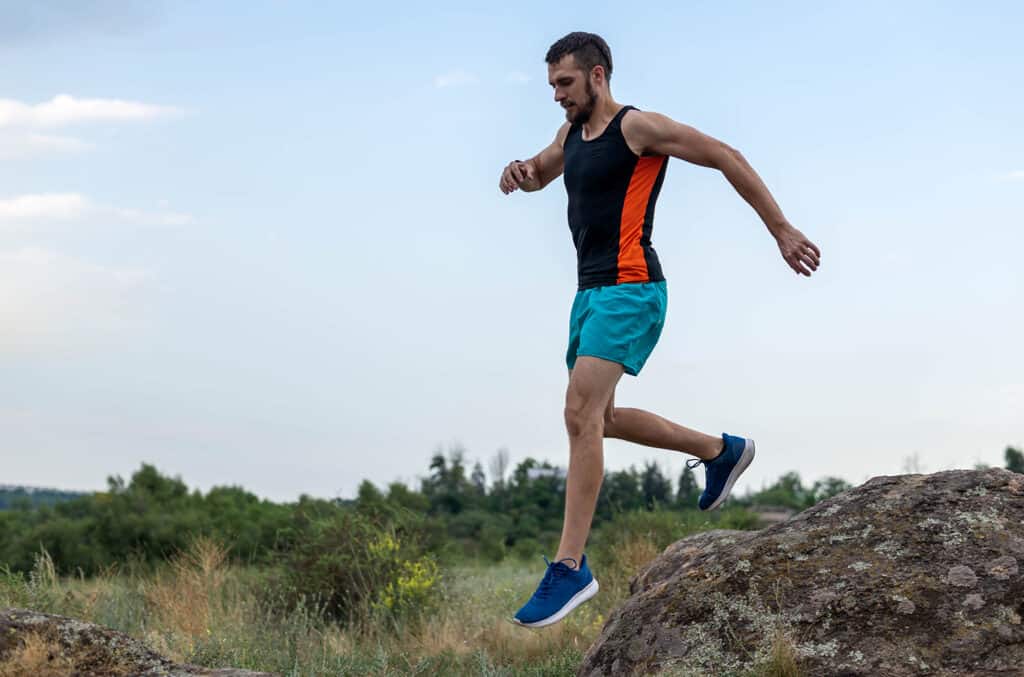 coureur courant sur des pierres