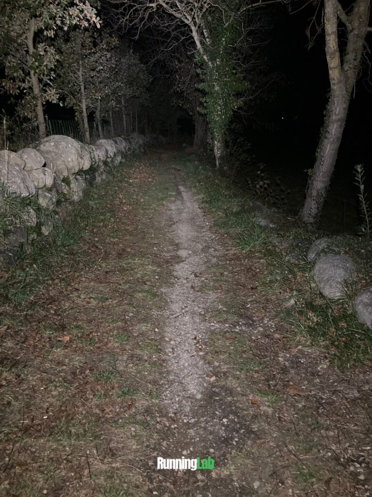 exemple d'éclairage de frontale sur un sentier la nuit dans les pyrénées