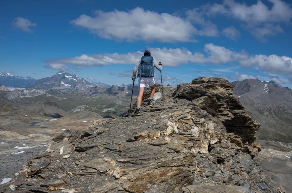 une jeune fille grimpe au sommet d'une haute montagne au coeur du parc national de la vanoise dans les alpes françaises