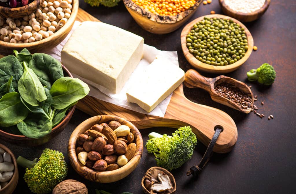 Source de protéines végétaliennes sur la table. Haricots, graines, noix et légumes