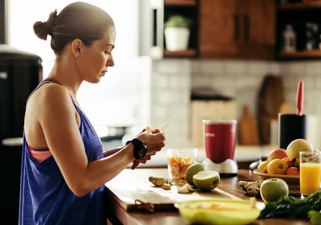Jeune sportive se préparant un petit-déjeuner sain avant de courir