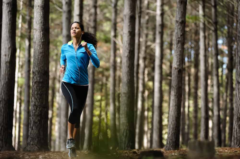 trail running femme foret
