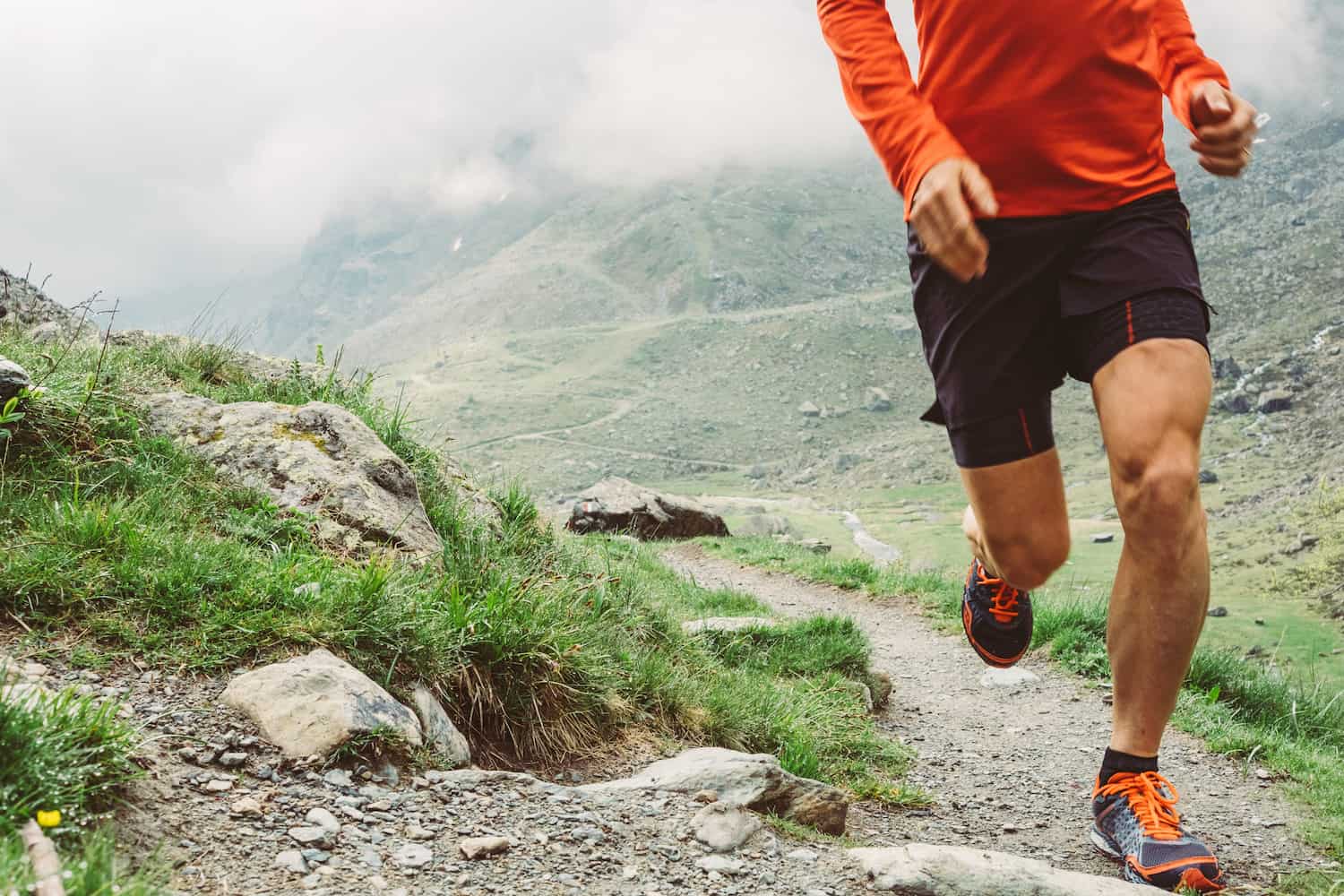 Trailer sur un sentier de montagne ultra marathon