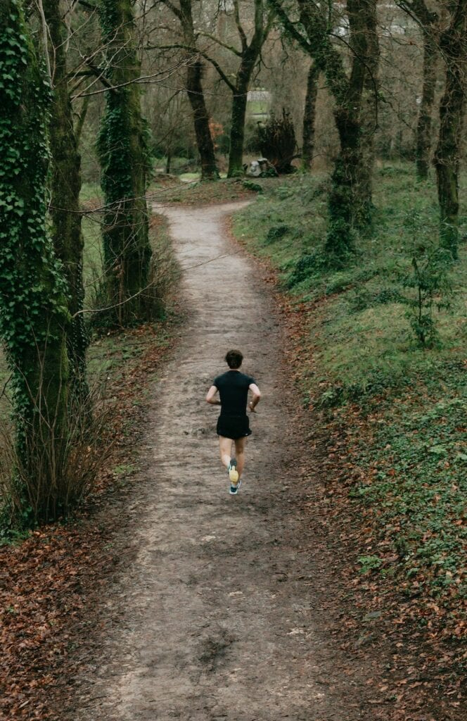 coureur sur sentier forestier