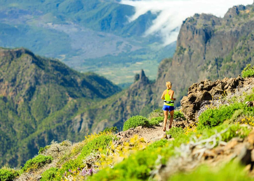 traileuse en montagne par temps ensoleillé